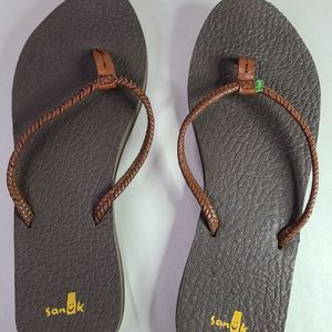 Sanuk flip flops size 9.5
